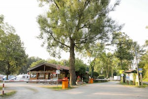 Campingplatz Utting am Ammersee - Einfahrt und Rezeption des Campingplatzes