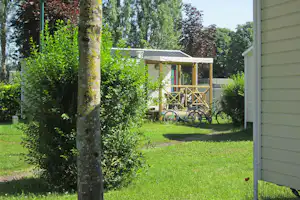 Camping Val de Boutonne - Mobilheim mit überdachter Veranda