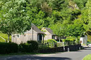 Camping Val de Saures - Mobilheime zwischen Bäumen auf dem Campingplatz