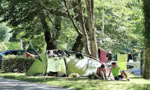 Camping Val de Saures - Zeltstellplatz zwischen Bäumen