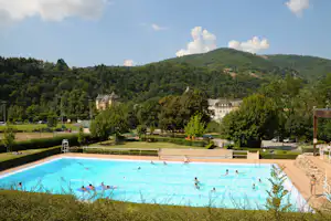 Camping Val de Saures - Poolbereich mit Blick auf die Berge