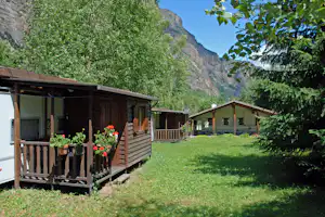 Camping Val di Rhêmes - Mobilheime vom Campingplatz mit Veranda, Sanitärgebäude im Hintergrund