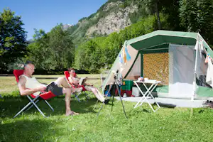 Camping Val di Rhêmes - Camper auf der Wiese vom Wohnmobilstellplatz auf dem Campingplatz mit Blick auf die Alpen