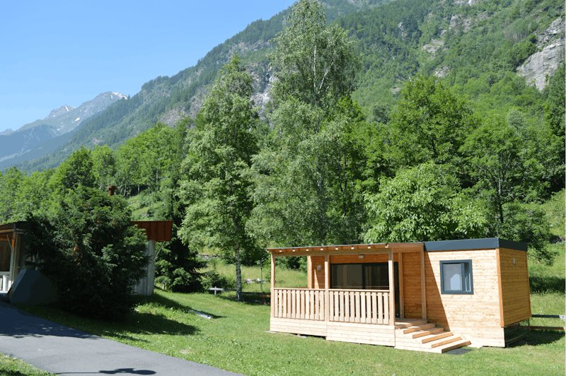 Camping Val di Rhêmes  - Mobilheim mit Veranda auf dem Campingplatz