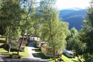 Camping Val di Sole - Wohnwagen- und Zeltstellplatz mit Blick auf Berge in Südtirol