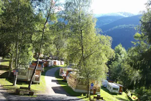Camping Val di Sole - Wohnwagen- und Zeltstellplatz mit Blick auf Berge in Südtirol