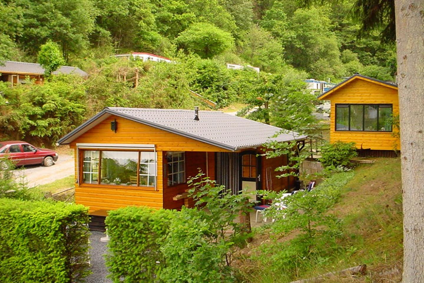 Camping Val d'Or - Bungalows mit überdachten Terrassen auf dem Campingplatz