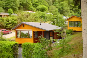 Camping Val d'Or - Bungalows mit überdachten Terrassen auf dem Campingplatz