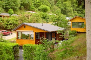 Camping Val d'Or - Bungalows mit überdachten Terrassen auf dem Campingplatz