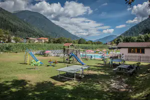 Camping Val Rendena - Campingplatz mit Kinderspielplatz, Pool, Liegestühlen und Sonnenschirmen