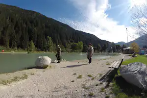 Camping Val Rendena - Gäste angeln auf dem Campingplatz am Ufer des Flusses