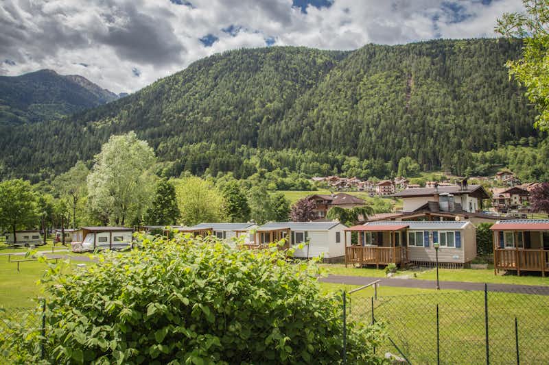 Camping Val Rendena - Mobilheime auf dem Campingplatz mit Blick auf die Berge