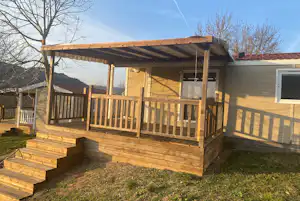 Camping Val St Georges - Mobilheim mit Terrasse auf dem Campingplatz