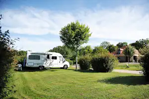 Camping Val Vert en Berry - Grüner sonniger Wohnwagenstellplatz auf dem Campingplatz