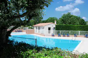 Camping Val Vert - Pool vom Campingplatz mit Stühlen in der Sonne