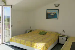 Camping Vala - Schlafbereich vom Campingplatz mit direktem Zugang zur Terrasse