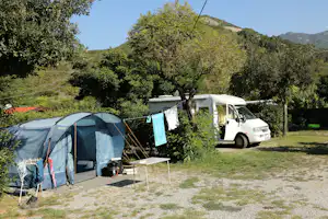 Camping Valdeiva - Wohnwagen- und Zeltstellplatz vom Campingplatz mit Blick auf die Berge