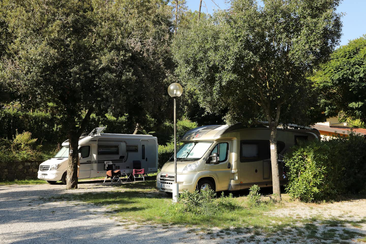 Camping Valdeiva Wohnwagen auf dem Campingplatz unter Bäumen