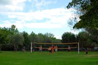 Camping Valdisole  -  Volleyballfeld auf grüner Wiese auf dem Campingplatz