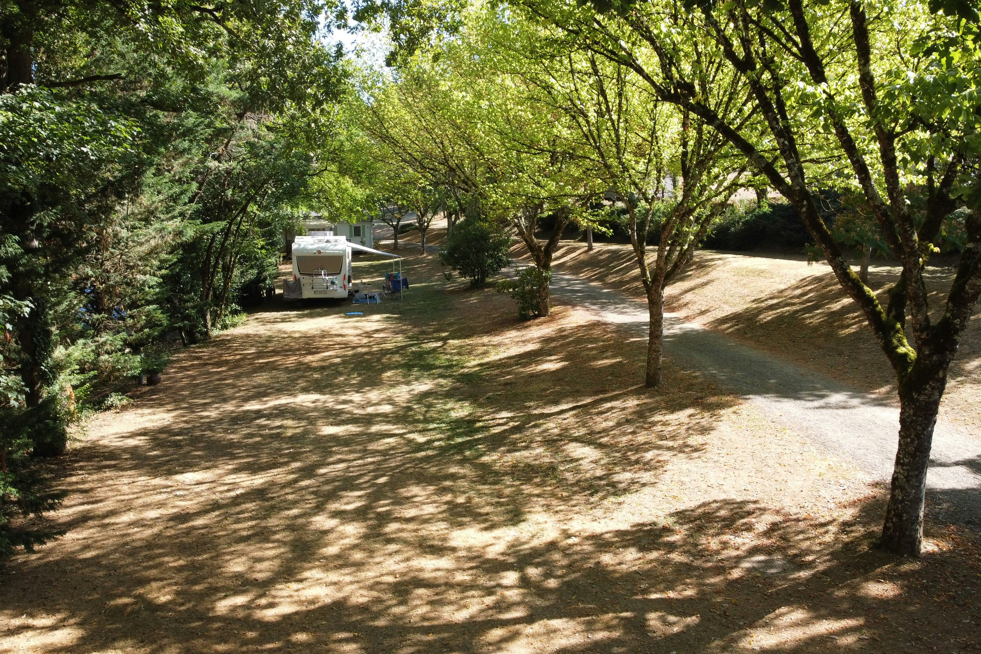 Camping Valenty - Standplätze im Schatten der Bäume