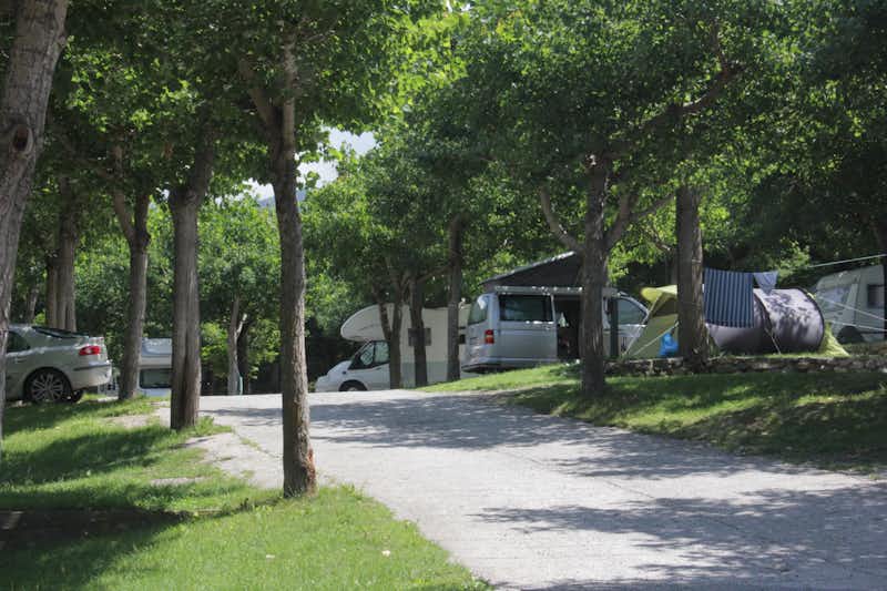 Camping-Valira - Wohnwagenstellplaetze- im Grünen auf dem Campingplatz