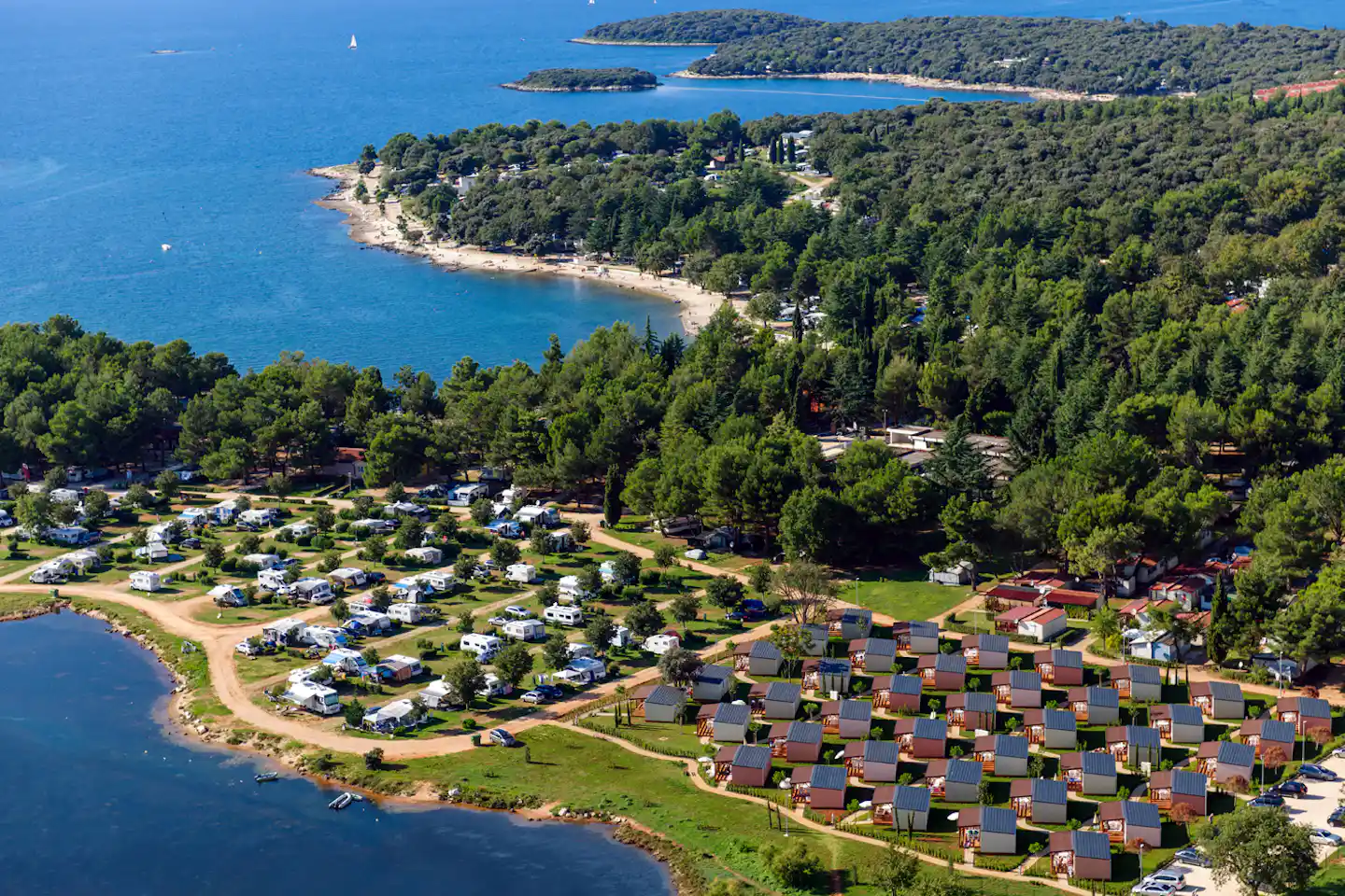 Camping Valkanela - Luftaufnahme des Campingplatzes am Wasser