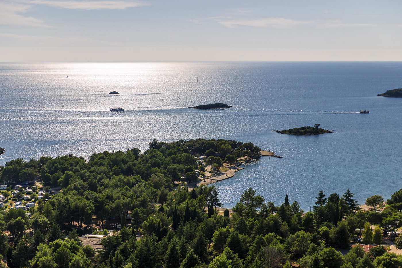 Camping Valkanela - Luftaufnahme des Campingplatzes umgeben von Wald