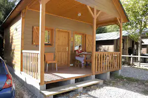 Camping Vall de Camprodon - Mobilheim mit Terrasse auf dem Campingplatz