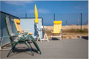 Camping Vall d'Or - Parzellierter Komfortstellplatz mit Blick auf den Strand