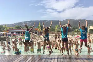Camping Valldaro - Animation für Kinder am Pool vom Campingplatz mit Blick auf Berge