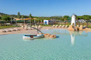 Camping Valldaro - Poolbereich vom Campingplatz mit Liegestühlen unter Sonnensegeln