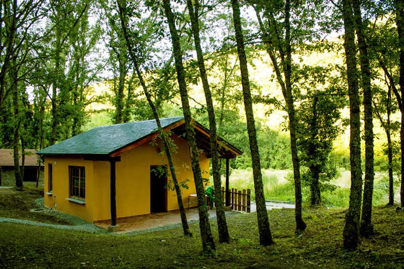 Camping Valle do Seo  -  Mobilheim vom Campingplatz mit Veranda zwischen Bäumen
