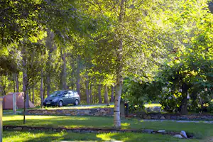 Camping Valle do Seo - Zelt auf dem Stellplatz vom Campingplatz auf grüner Wiese