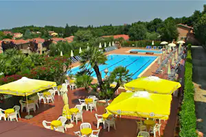 Camping Valle Gaia - Blick auf den Pool und die Terrasse vom Restaurant auf dem Campingplatz