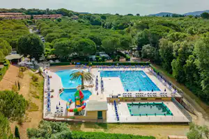 Camping Valle Gaia - Luftaufnahme des Campingplatzes mit Pools im Freien