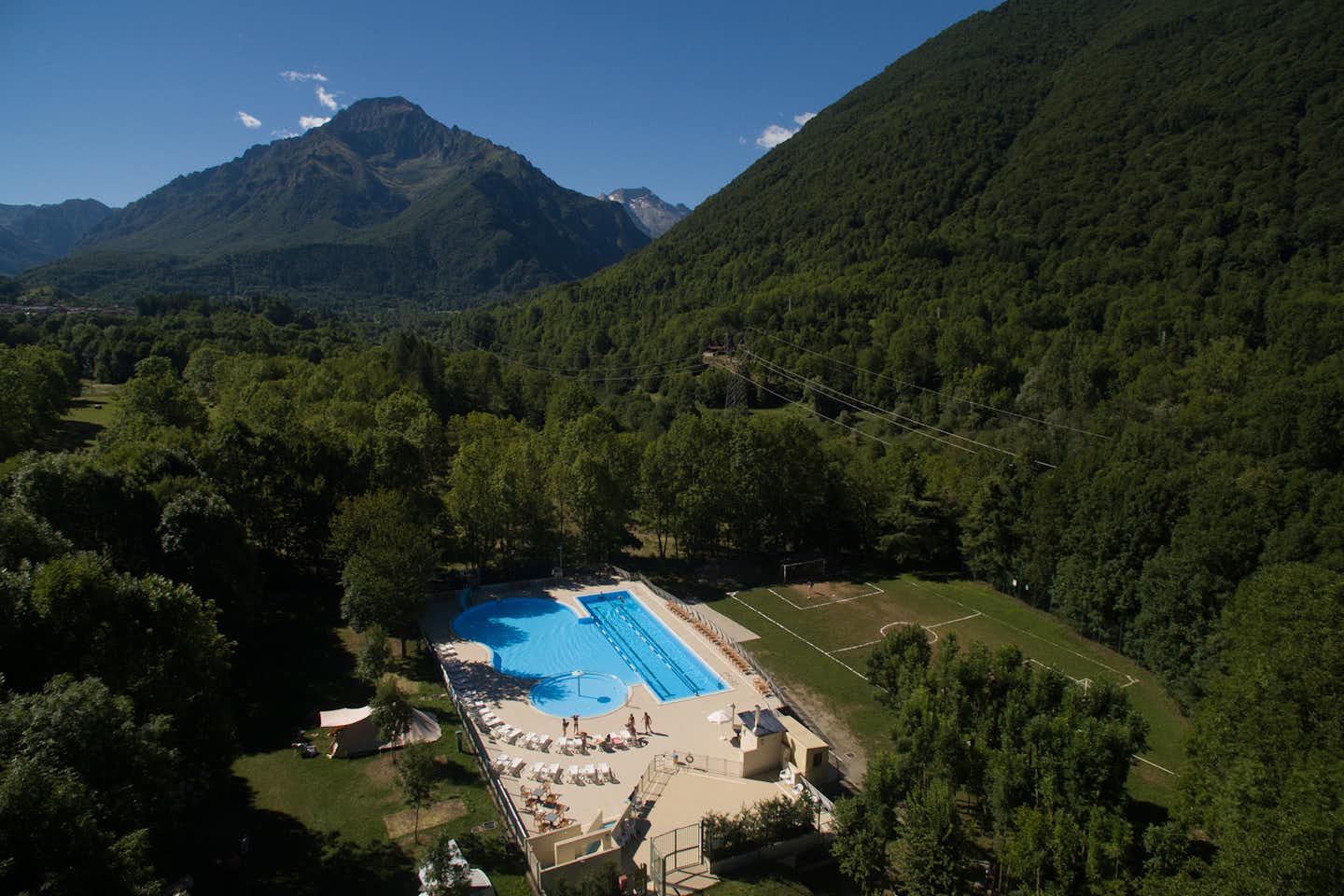Camping Valle Gesso  -  Luftaufnahme vom Campingplatzmit Pool und Sportplatz in den Alpen