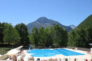 Camping Valle Gesso - Pool vom Campingplatz mit Liegestühlen, Sonnenschirmen und Blick auf die Alpen