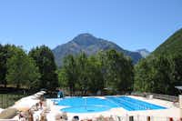 Camping Valle Gesso  -  Pool vom Campingplatz mit Liegestühlen, Sonnenschirmen und Blick auf die Alpen