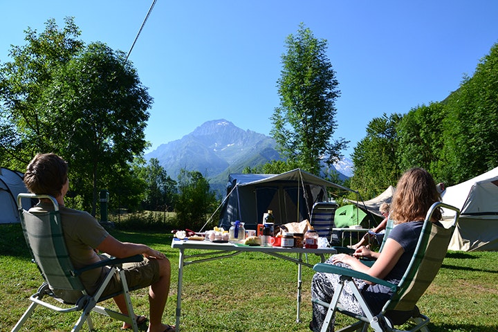 Camping Valle Gesso  - Camper auf dem Wohnwagen- und Zeltstellplatz vom Campingplatz mit Blick auf die Alpen