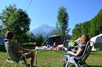 Camping Valle Gesso  - Camper auf dem Wohnwagen- und Zeltstellplatz vom Campingplatz mit Blick auf die Alpen
