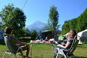 Camping Valle Gesso - Camper auf dem Wohnwagen- und Zeltstellplatz vom Campingplatz mit Blick auf die Alpen