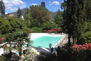 Camping Valle Romantica - Poolbereich umgeben von Bäumen auf dem Campingplatz