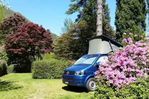 Camping Valle Romantica - Wohnwagen- und Zeltstellplatz auf grüner Wiese auf dem Campingplatz
