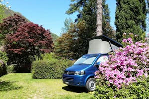 Camping Valle Romantica - Wohnwagen- und Zeltstellplatz auf grüner Wiese auf dem Campingplatz