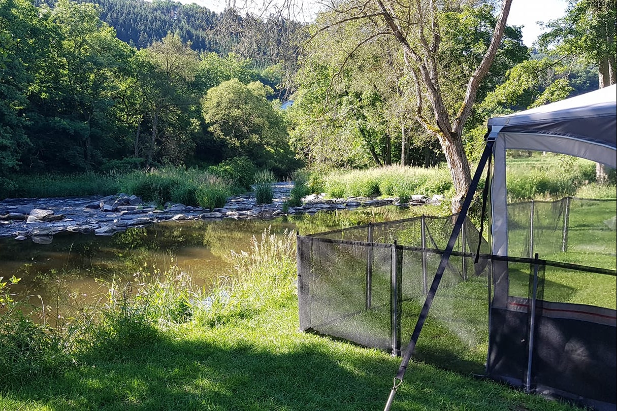 Camping Vallee de L'Our - Stellplätze mit Blick auf das Wasser