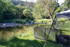 Camping Vallee de L'Our - Stellplätze mit Blick auf das Wasser