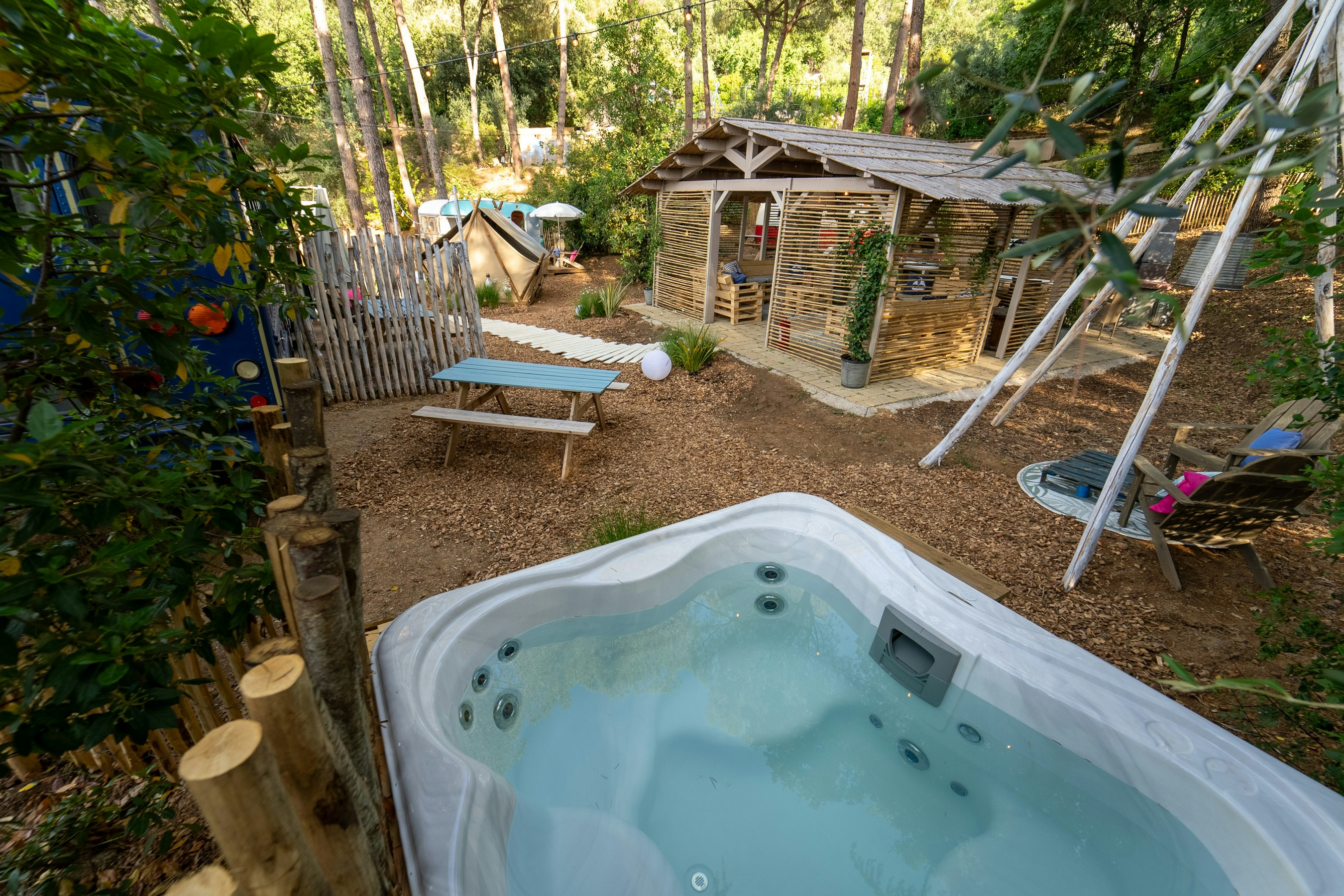 Camping Vallicella - Außenansicht eines Mobilheims mit Whirlpool