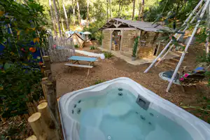 Camping Vallicella - Außenansicht eines Mobilheims mit Whirlpool