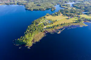 Vallsnäs Camping - Campingplatz auf der Halbinsel aus der Vogelperspektive