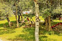 Camping Valmalene  -  Spielplatz vom Campingplatz zwischen Bäumen